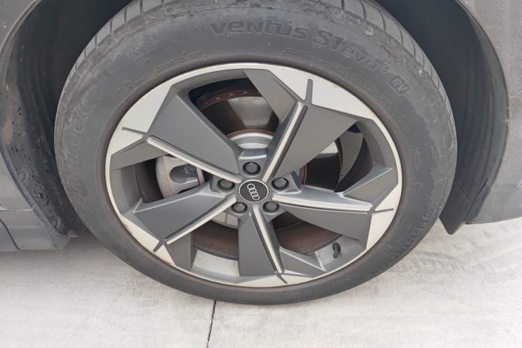 Used Audi Q5 e-tron 2023 40 e-tron Starry Edition Luxury Package Right Front Wheel Hub