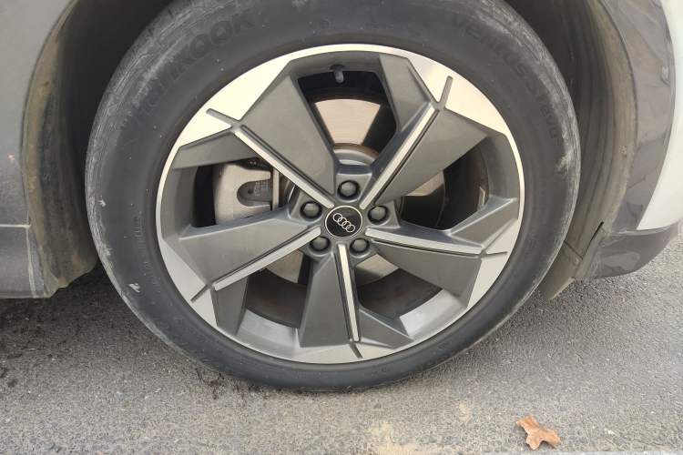 Used Audi Q5 e-tron 2023 40 e-tron Starry Edition Luxury Package Right Front Wheel Hub