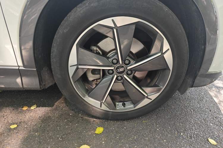 Used Audi Q5 e-tron 2023 40 e-tron Starry Edition Luxury Package Right Front Wheel Hub