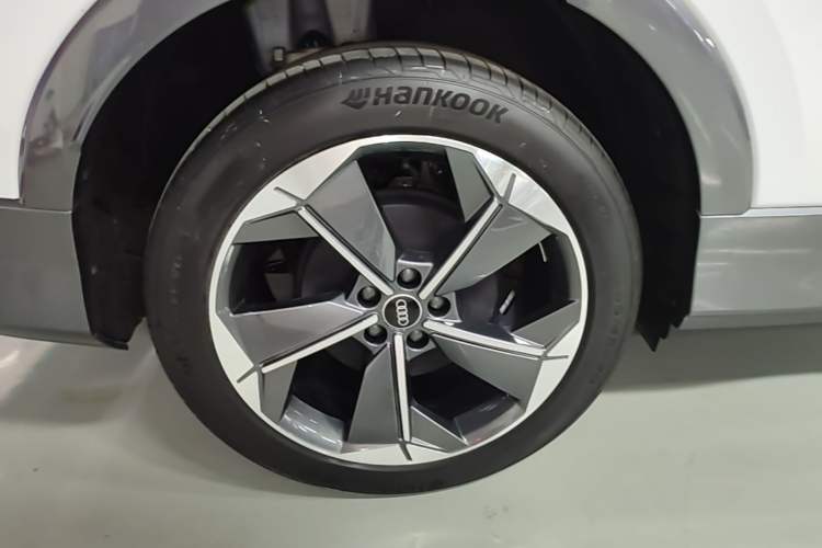 Used Audi Q5 e-tron 2023 40 e-tron Starry Edition Luxury Package Right Rear Wheel Hub