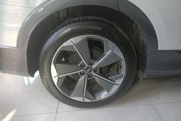 Used Audi Q5 e-tron 2023 40 e-tron Starry Edition Luxury Package Right Rear Wheel Hub