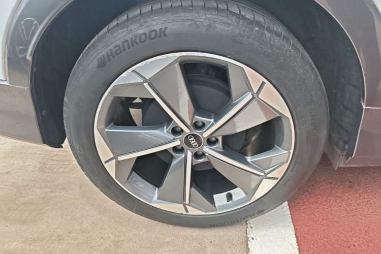Used Audi Q5 e-tron 2023 40 e-tron Starry Edition Luxury Package Right Rear Wheel Hub
