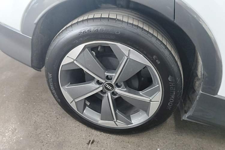 Used Audi Q5 e-tron 2023 40 e-tron Starry Edition Luxury Package Right Rear Wheel Hub