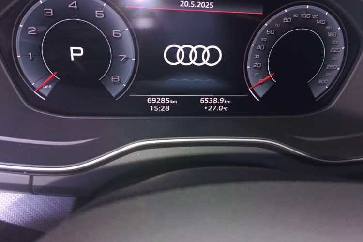 Used Audi Q5L 2022 40T RS Package Performance Model Odometer Close Up