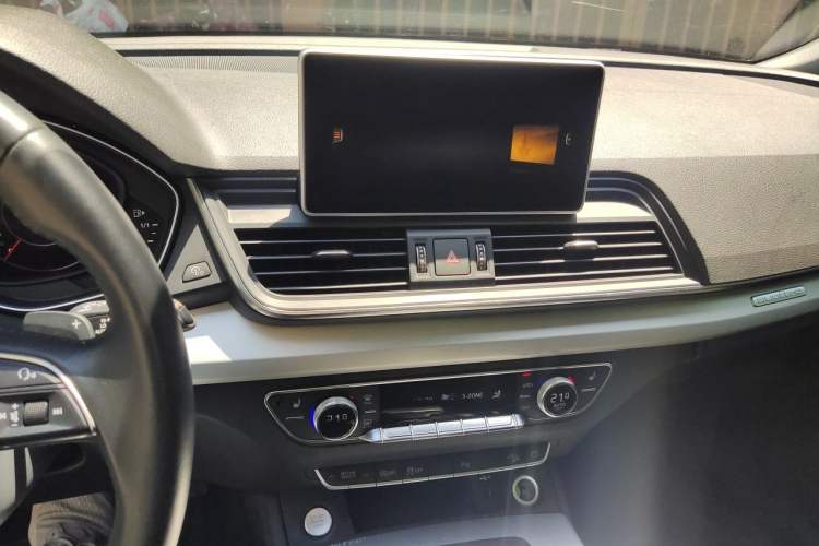 Used Audi Q5L 2018 40 TFSI Prestige Fashion Edition China VI Audio And AC Panel