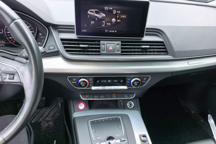 Used Audi Q5L 2018 40 TFSI Prestige Fashion Edition China VI Audio And AC Panel