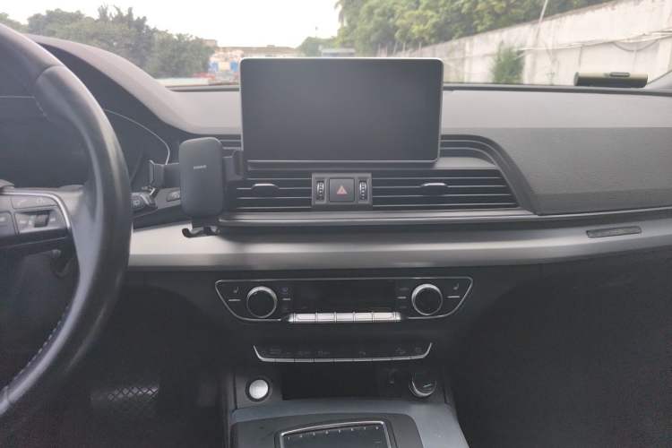 Used Audi Q5L 2018 40 TFSI Prestige Fashion Edition China V Audio And AC Panel