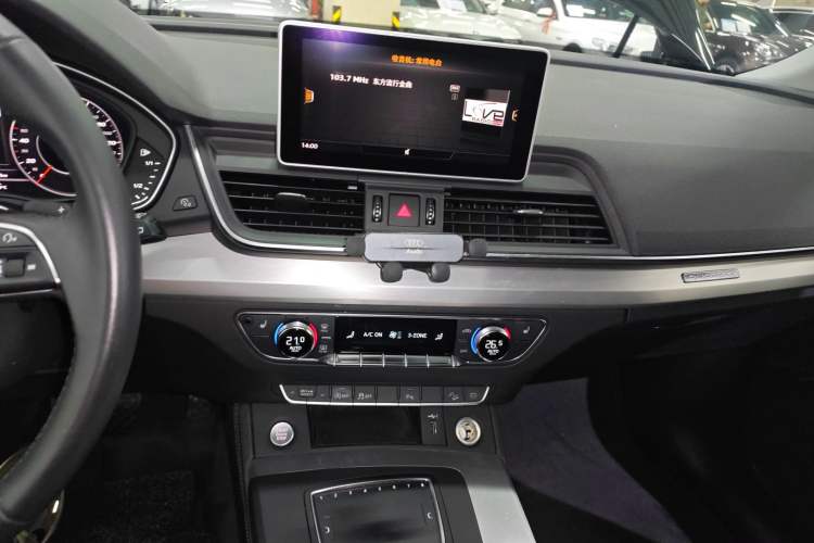 Used Audi Q5L 2018 40 TFSI Prestige Fashion Edition China VI Audio And AC Panel