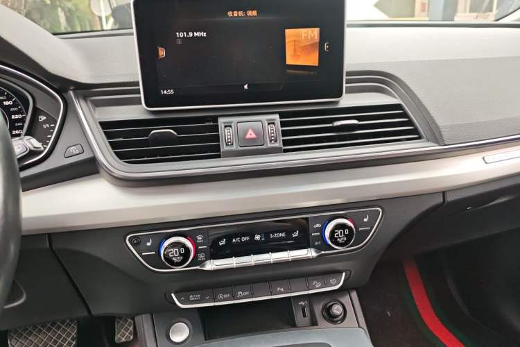 Used Audi Q5L 2018 40 TFSI Prestige Fashion Edition China VI Audio And AC Panel