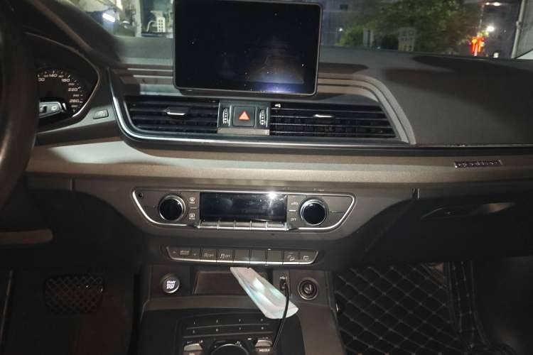Used Audi Q5L 2018 40 TFSI Prestige Edition China V Audio And AC Panel