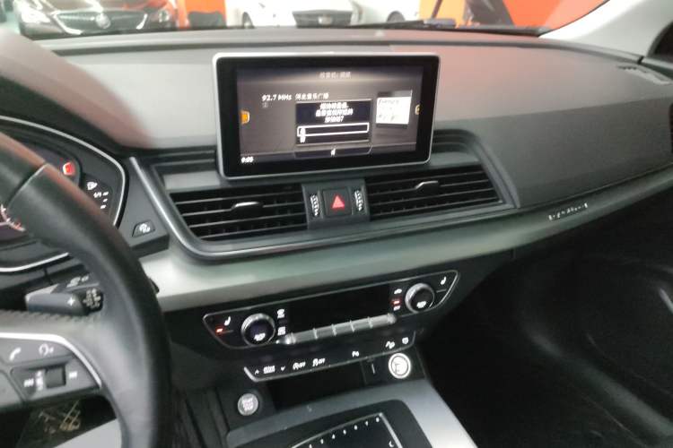 Used Audi Q5L 2018 40 TFSI Prestige Fashion Edition China VI Audio And AC Panel