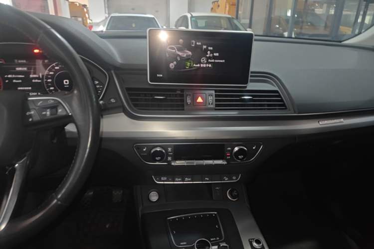 Used Audi Q5L 2018 40 TFSI Prestige Fashion Edition China VI Audio And AC Panel