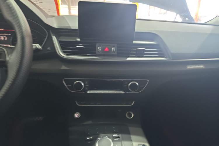 Used Audi Q5L 2018 40 TFSI Prestige Edition China VI Emission Standard Audio And AC Panel