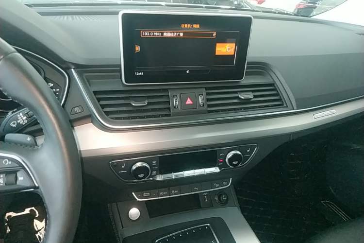 Used Audi Q5L 2018 40 TFSI Prestige Fashion Edition China VI Audio And AC Panel