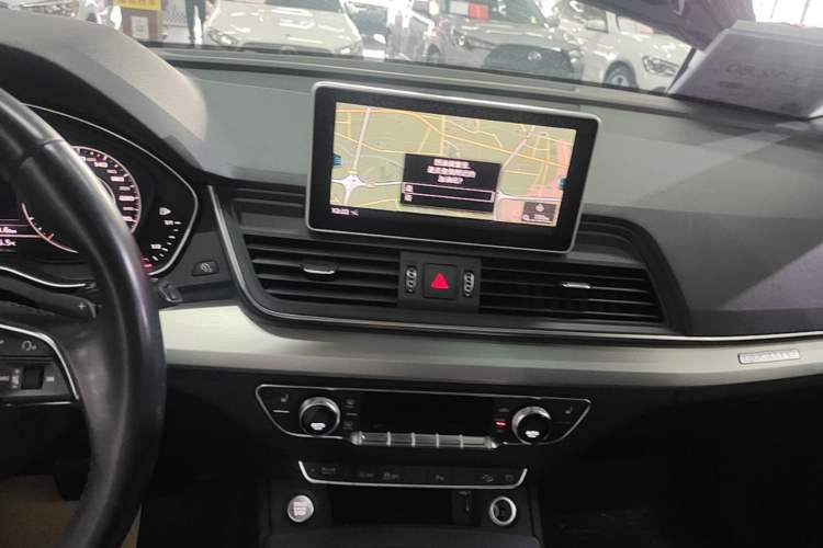 Used Audi Q5L 2018 40 TFSI Prestige Fashion Edition China VI Audio And AC Panel