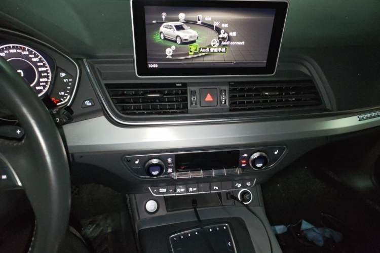 Used Audi Q5L 2018 40 TFSI Prestige Fashion Edition China VI Audio And AC Panel