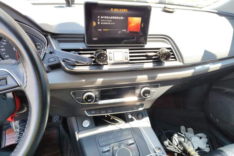 Used Audi Q5L 2018 40 TFSI Prestige Edition China VI Emission Standard Audio And AC Panel