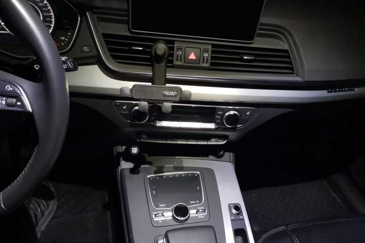 Used Audi Q5L 2018 40 TFSI Prestige Fashion Edition China V Audio And AC Panel
