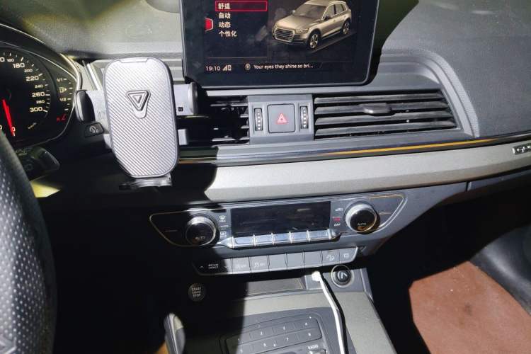 Used Audi Q5L 2018 40 TFSI Prestige Edition China VI Emission Standard Audio And AC Panel