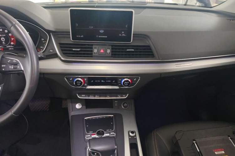 Used Audi Q5L 2018 40 TFSI Prestige Fashion Edition China VI Audio And AC Panel