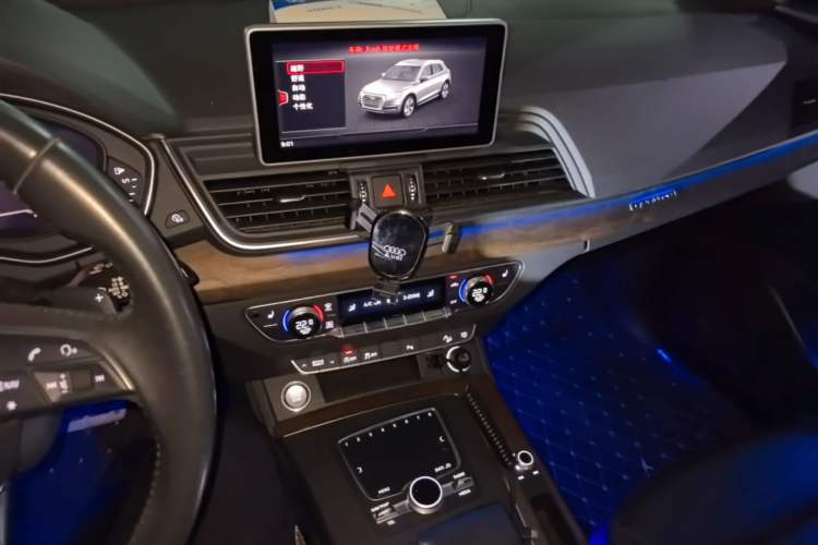Used Audi Q5L 2018 40 TFSI Prestige Fashion Edition China VI Audio And AC Panel