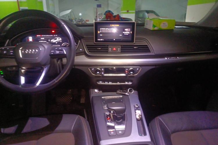 Used Audi Q5L 2018 40 TFSI Prestige Fashion Edition China VI Center Console