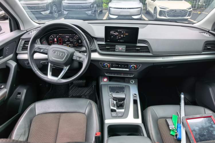Used Audi Q5L 2018 40 TFSI Prestige Fashion Edition China VI Center Console