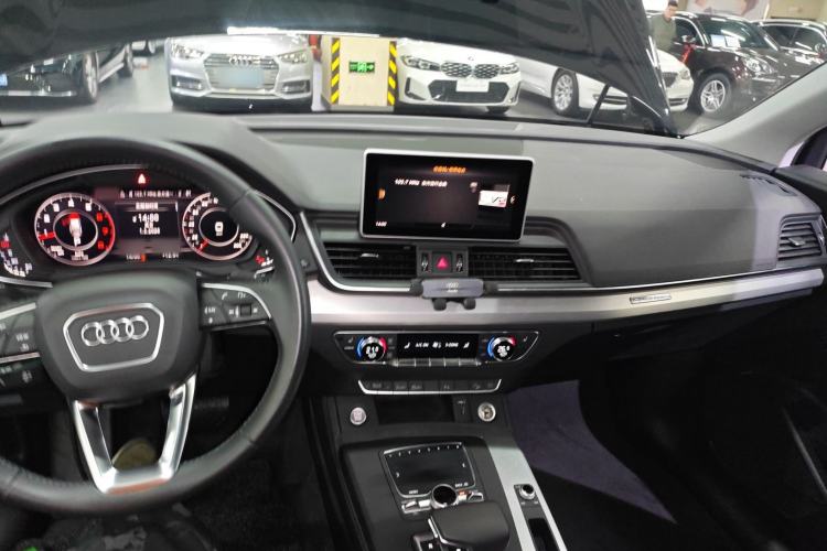 Used Audi Q5L 2018 40 TFSI Prestige Fashion Edition China VI Center Console