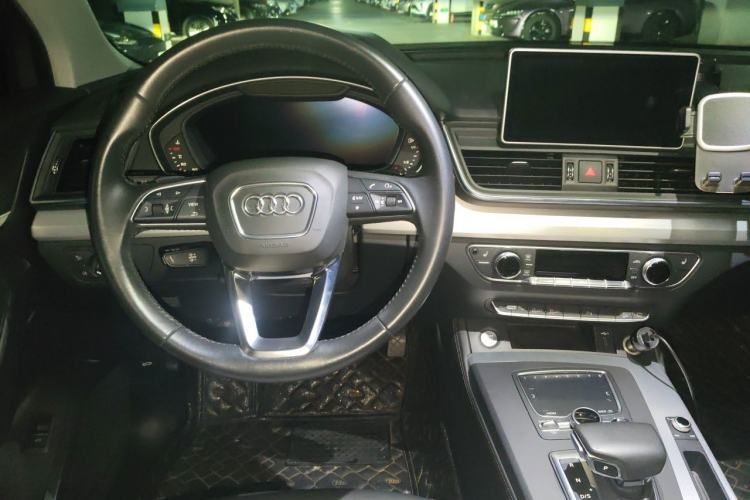 Used Audi Q5L 2018 40 TFSI Prestige Fashion Edition China VI Center Console
