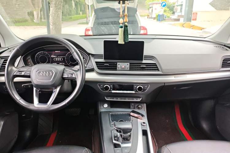 Used Audi Q5L 2018 40 TFSI Prestige Fashion Edition China VI Center Console