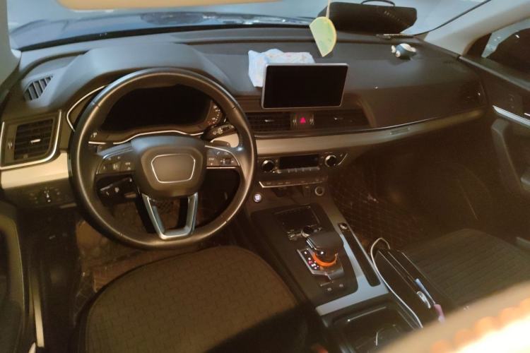 Used Audi Q5L 2018 40 TFSI Prestige Fashion Edition China VI Center Console