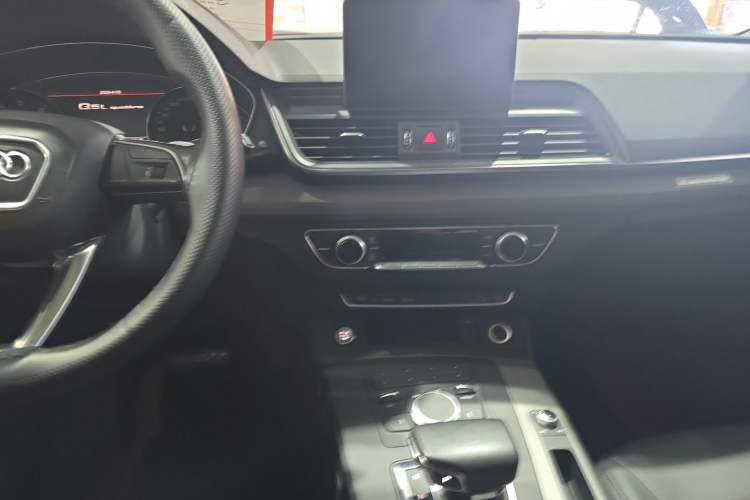 Used Audi Q5L 2018 40 TFSI Prestige Edition China VI Emission Standard Center Console