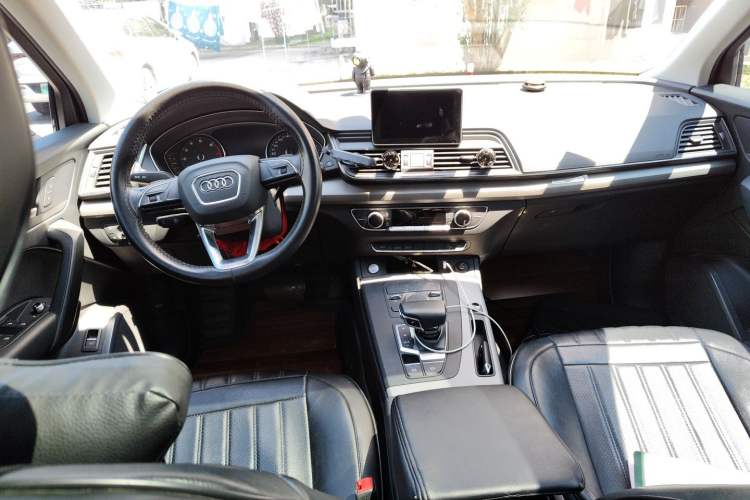 Used Audi Q5L 2018 40 TFSI Prestige Edition China VI Emission Standard Center Console