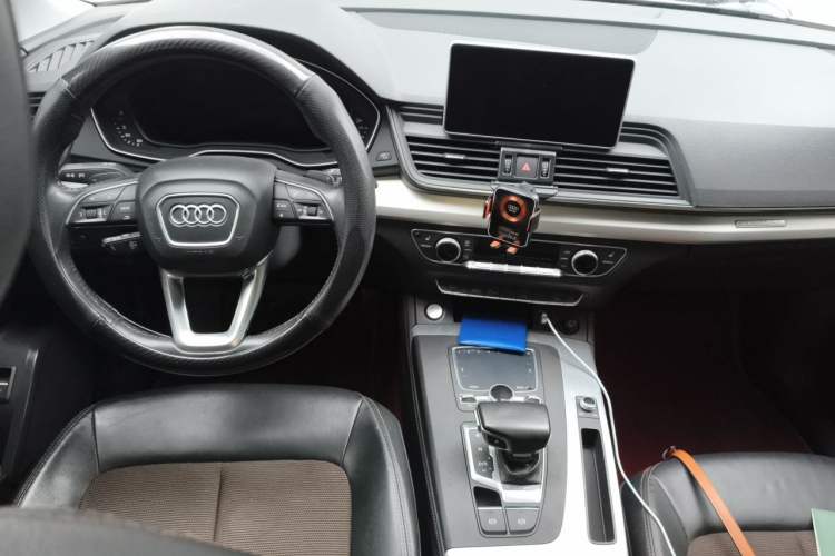 Used Audi Q5L 2018 40 TFSI Prestige Fashion Edition China VI Center Console