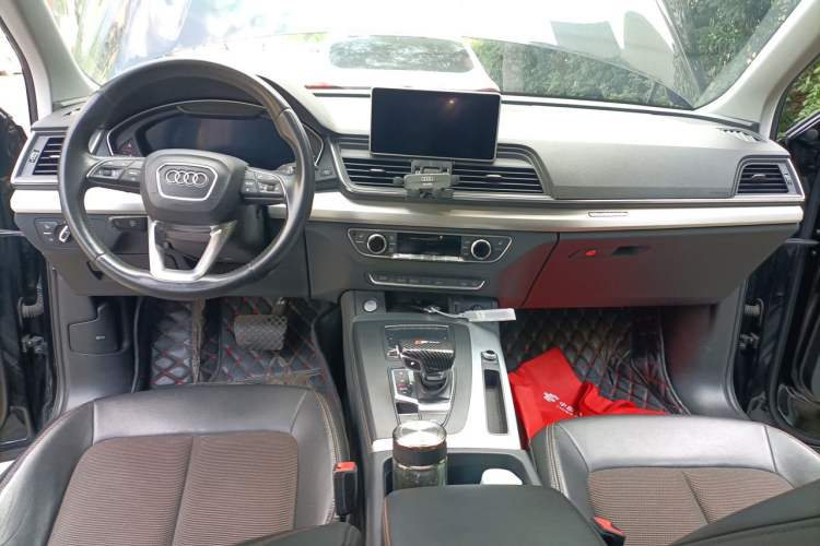 Used Audi Q5L 2018 40 TFSI Prestige Fashion Edition China VI Center Console