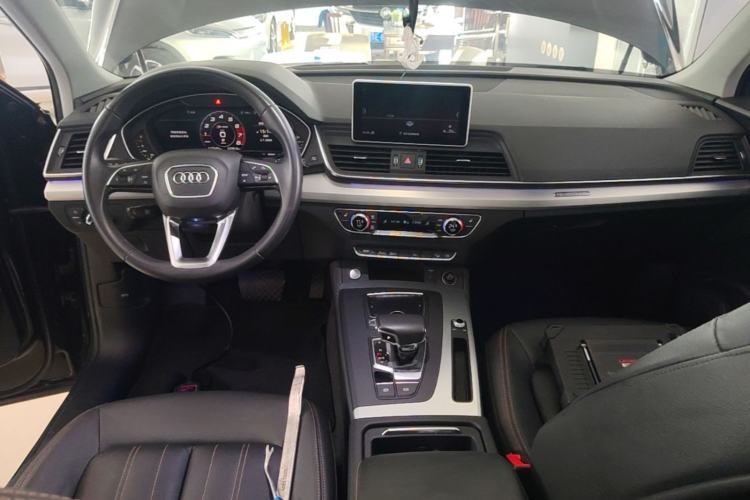 Used Audi Q5L 2018 40 TFSI Prestige Fashion Edition China VI Center Console