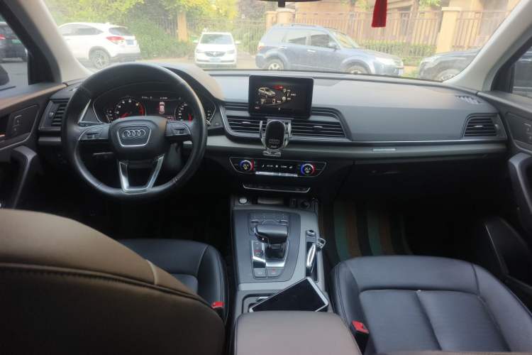 Used Audi Q5L 2018 40 TFSI Prestige Fashion Edition China VI Center Console