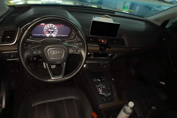 Used Audi Q5L 2018 40 TFSI Prestige Fashion Edition China VI Center Console