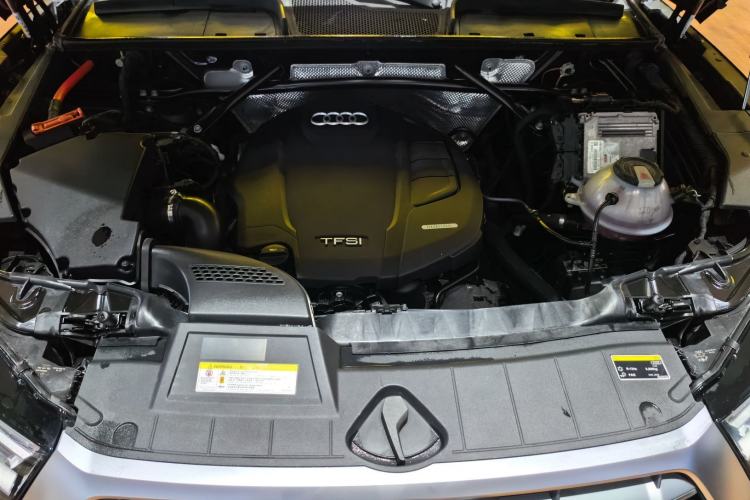 Used Audi Q5L 2018 40 TFSI Prestige Edition China VI Emission Standard Engine Bay