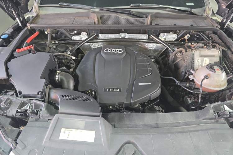 Used Audi Q5L 2018 40 TFSI Prestige Edition China VI Emission Standard Engine Bay
