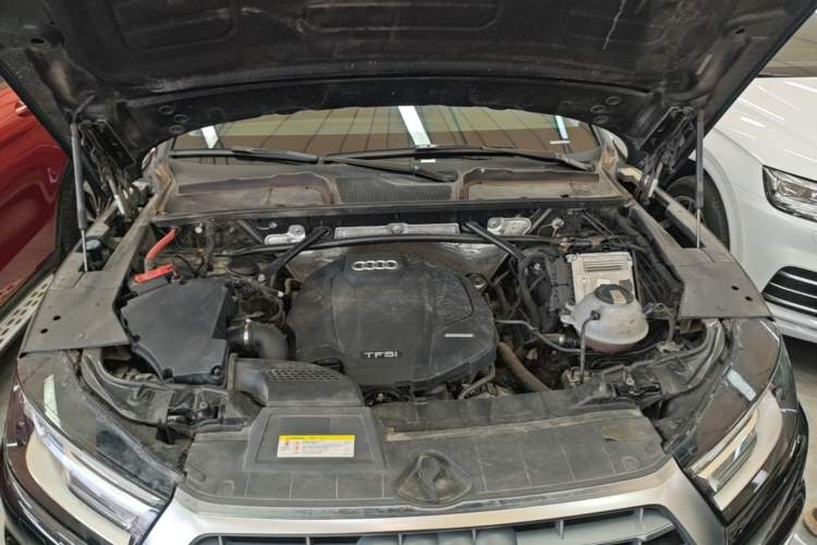 Used Audi Q5L 2018 40 TFSI Prestige Edition China VI Emission Standard Engine Bay