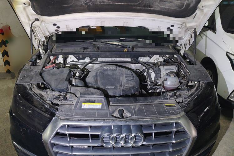 Used Audi Q5L 2018 40 TFSI Prestige Edition China VI Emission Standard Engine Bay