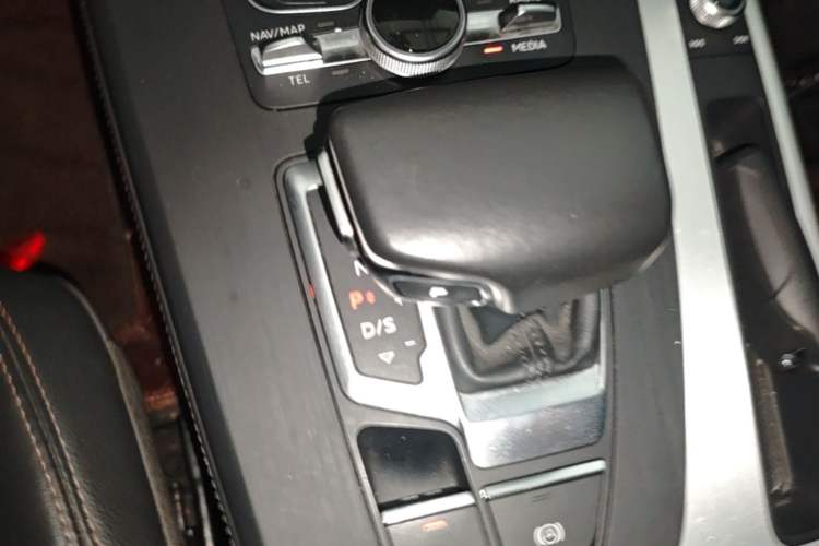 Used Audi Q5L 2018 40 TFSI Prestige Fashion Edition China VI Gear Lever