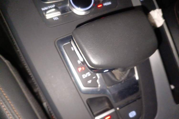 Used Audi Q5L 2018 40 TFSI Prestige Fashion Edition China VI Gear Lever