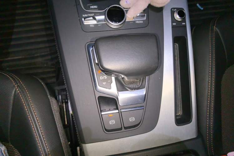 Used Audi Q5L 2018 40 TFSI Prestige Fashion Edition China VI Gear Lever