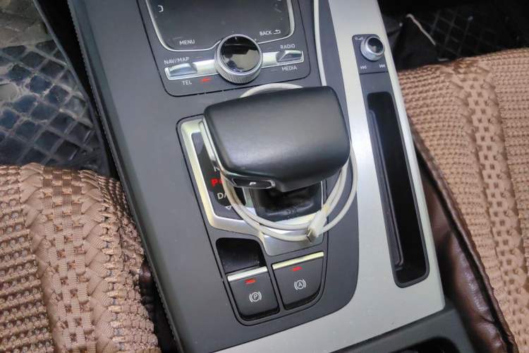 Used Audi Q5L 2018 40 TFSI Prestige Fashion Edition China VI Gear Lever