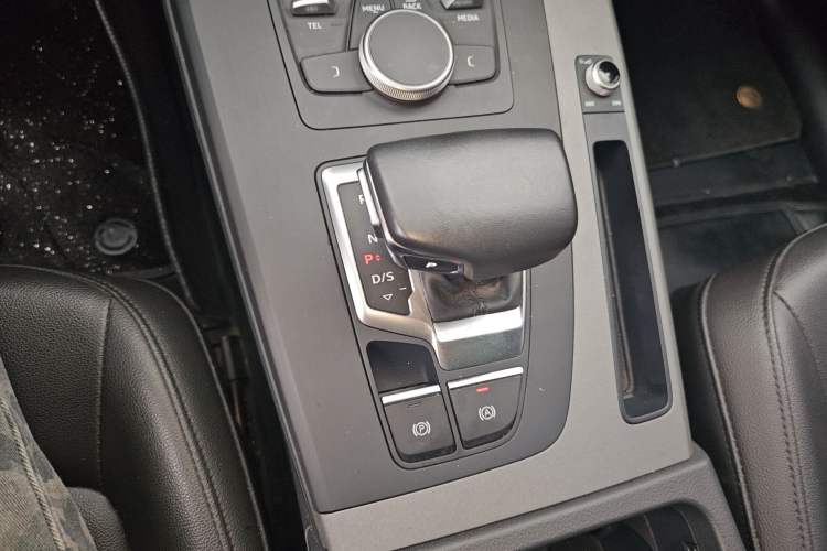 Used Audi Q5L 2018 40 TFSI Prestige Edition China VI Emission Standard Gear Lever