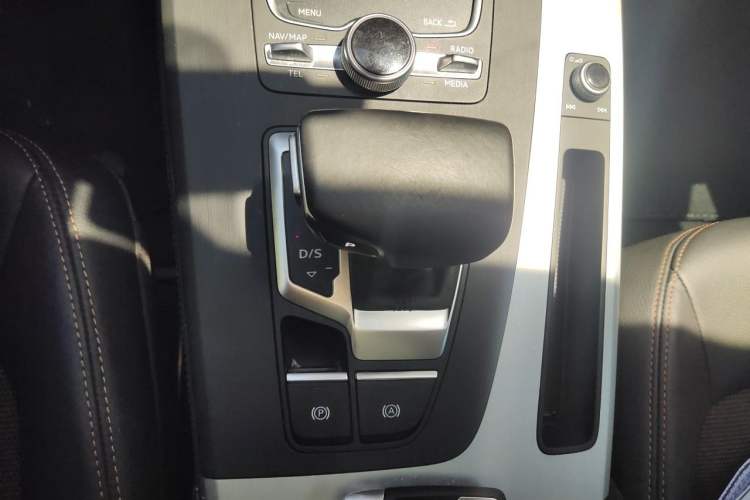 Used Audi Q5L 2018 40 TFSI Prestige Fashion Edition China VI Gear Lever