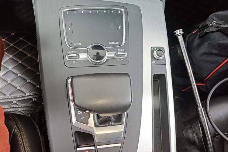 Used Audi Q5L 2018 40 TFSI Prestige Fashion Edition China VI Gear Lever