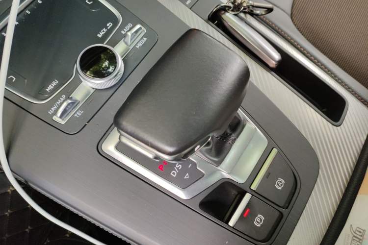 Used Audi Q5L 2018 45 TFSI Prestige Fashion Edition China VI Emission Standard Gear Lever